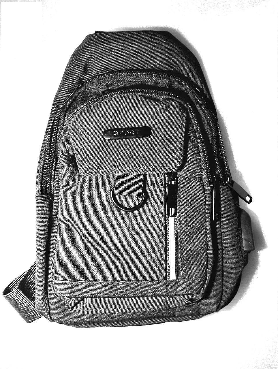 BANDOLERA NEGRA DE 4 BOLSILLOS SALIDA AURICULARES Y USB SLOT