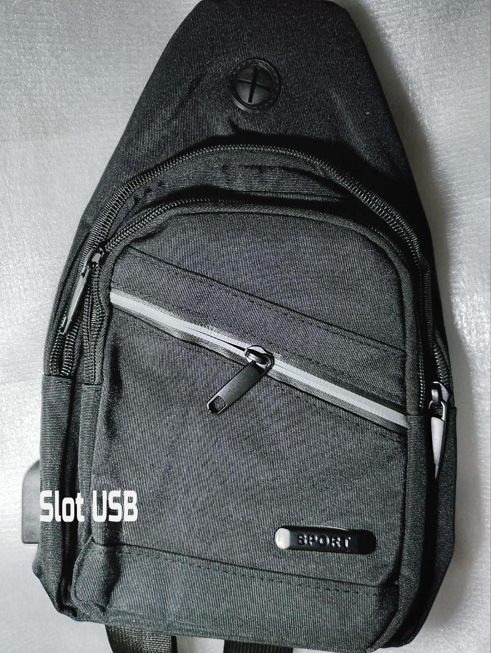 BANDOLERA NEGRA DE 4 BOLSILLOS SALIDA AURICULARES Y USB SLOT